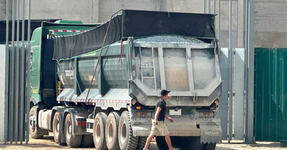 Loạt xe đầu kéo ben hàng chục tấn ngang nhiên chạy vào đường cấm ở Đà Nẵng