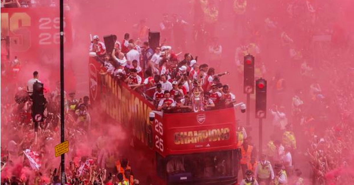 Cổ động viên Arsenal 'nhuộm đỏ' London, mừng vô địch Premier League