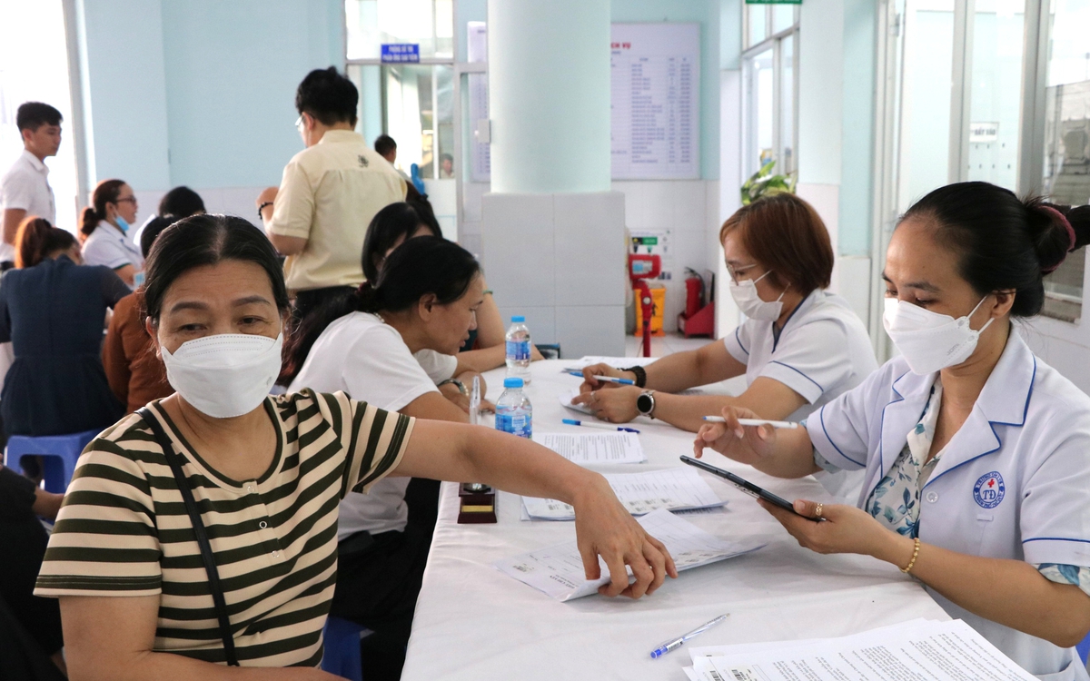 TP.HCM đề xuất bổ sung hơn 1.800 nhân viên y tế cho các trạm y tế