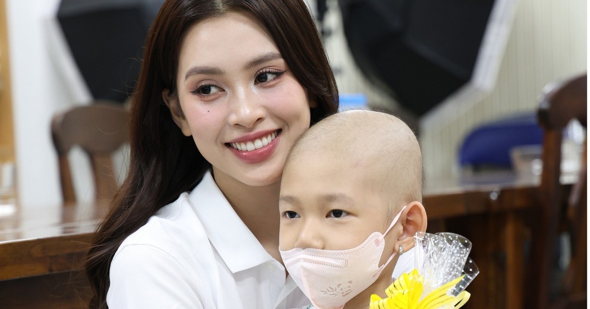 Bệnh nhi ung thư hỏi hoa hậu Trần Tiểu Vy 'sao cô không mang giày cao gót?'