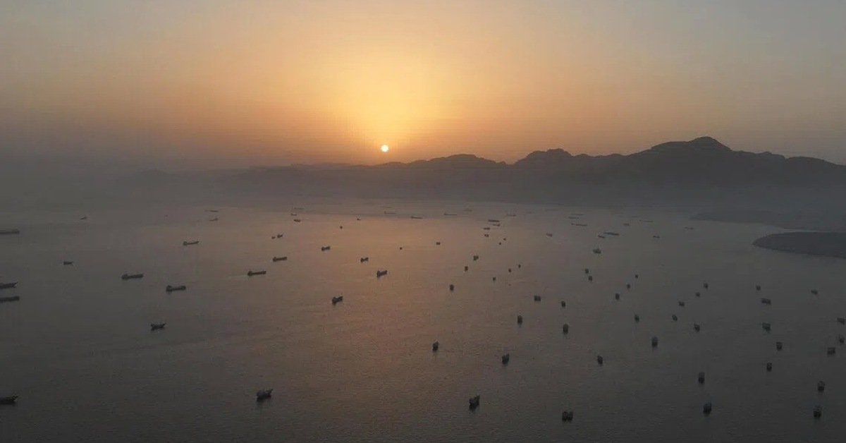 New York Times: Washington lặng lẽ hướng dẫn 70 tàu đi qua eo biển Hormuz