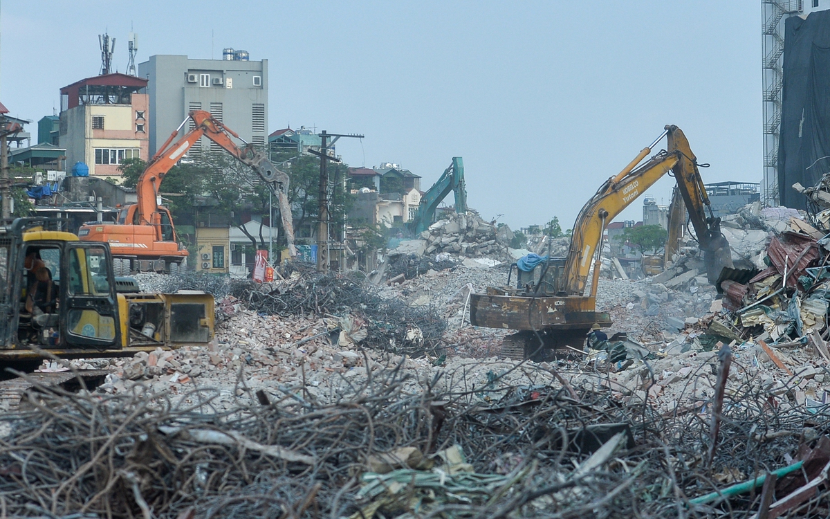 Bụi bay mù mịt tại khu vực giải phóng mặt bằng đường 2,5, phường 'chỉ đạo nóng'