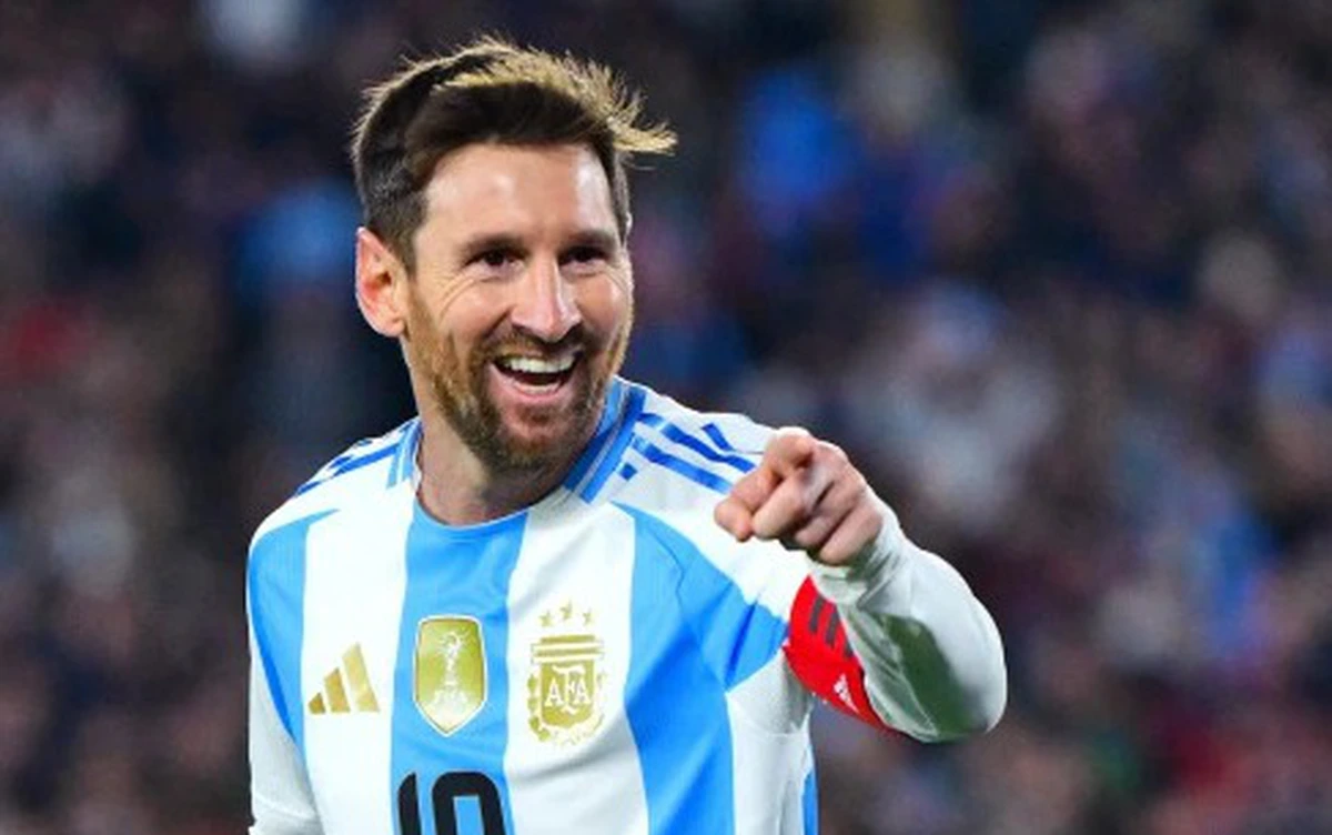 Messi vừa vào sân 1 phút liền ghi bàn, người hâm m