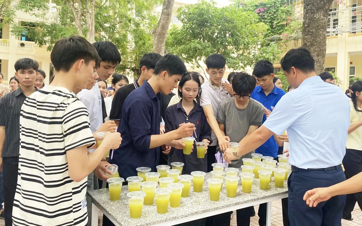 Ly nước mát, bát cháo thơm tiếp sức sĩ tử mùa thi