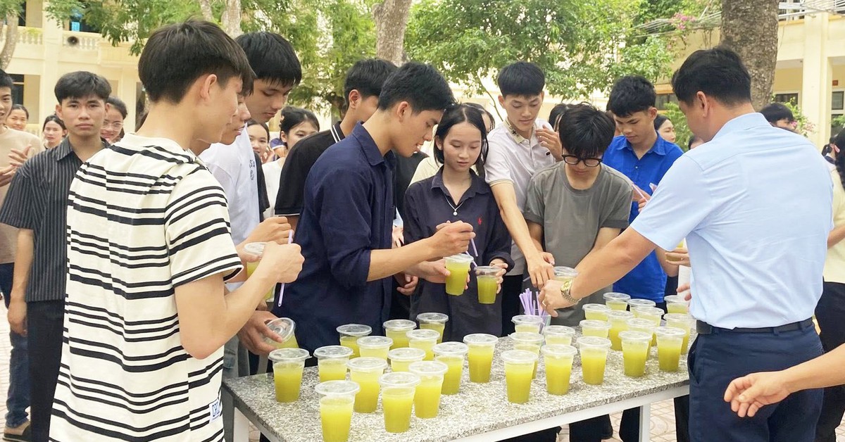 Ly nước mát, bát cháo thơm tiếp sức sĩ tử mùa thi
