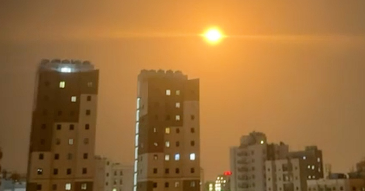 NÓNG: Mỹ tấn công mạnh nhiều mục tiêu ở Iran, đụng độ trên biển ở Hormuz