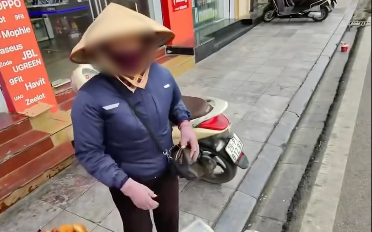 Xác minh clip khách nước ngoài mua khoảng 10 chiếc bánh rán 