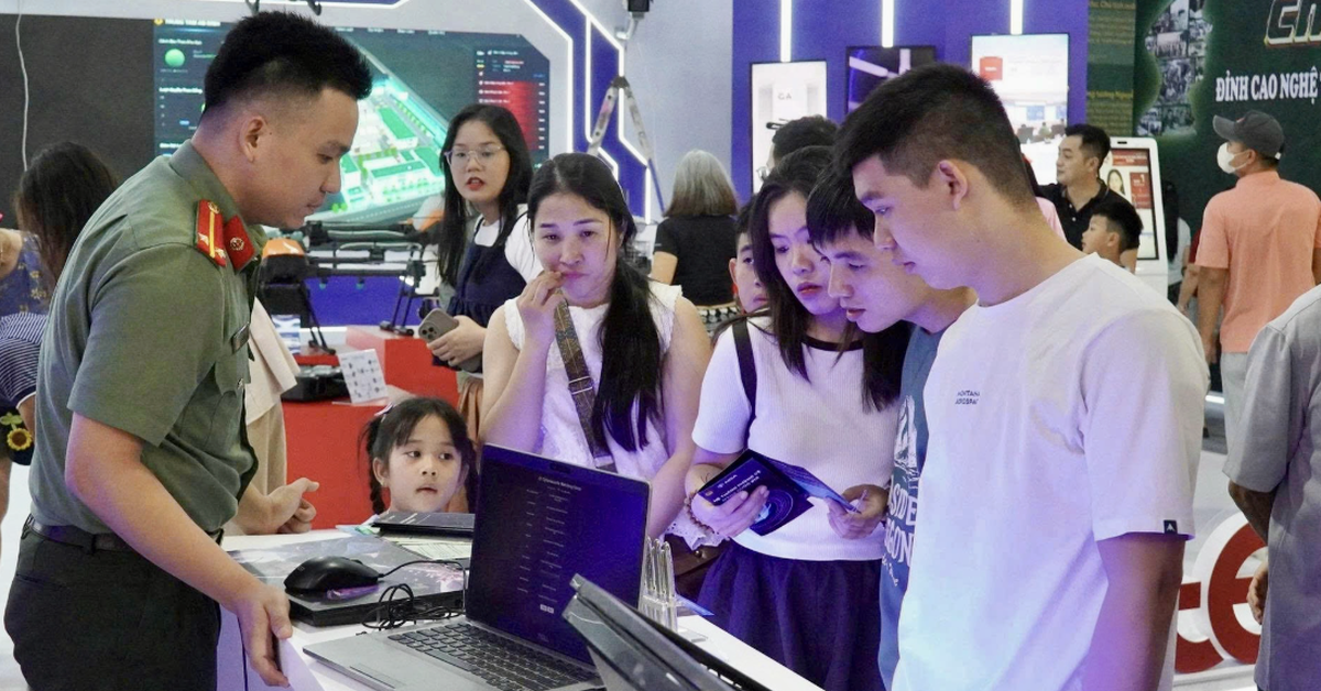 Đến phố đi bộ Nguyễn Huệ trải nghiệm 'Bức tường an ninh mạng', nhận diện các chiêu trò lừa đảo