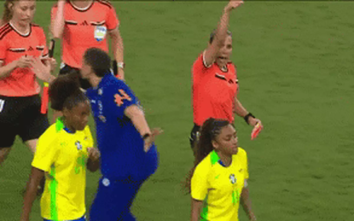 Tuyển nữ Brazil nhận 8 thẻ đỏ trong trận giao hữu với Mỹ