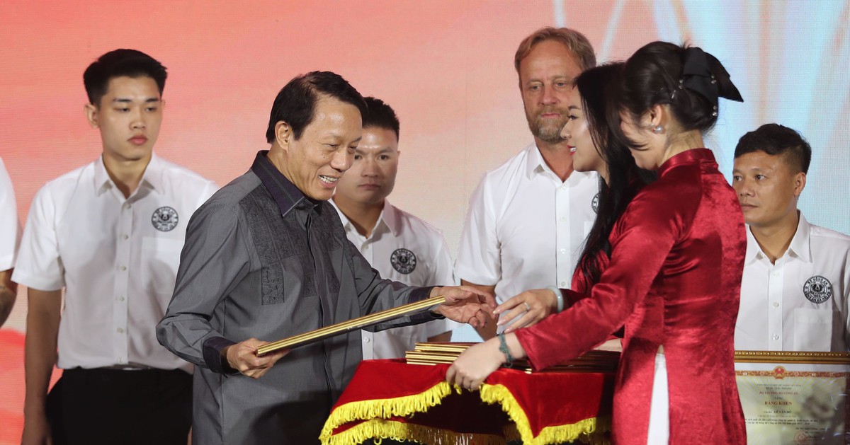 CLB Công An Hà Nội nhận bằng khen của Bộ trưởng Bộ Công an và UBND TP Hà Nội