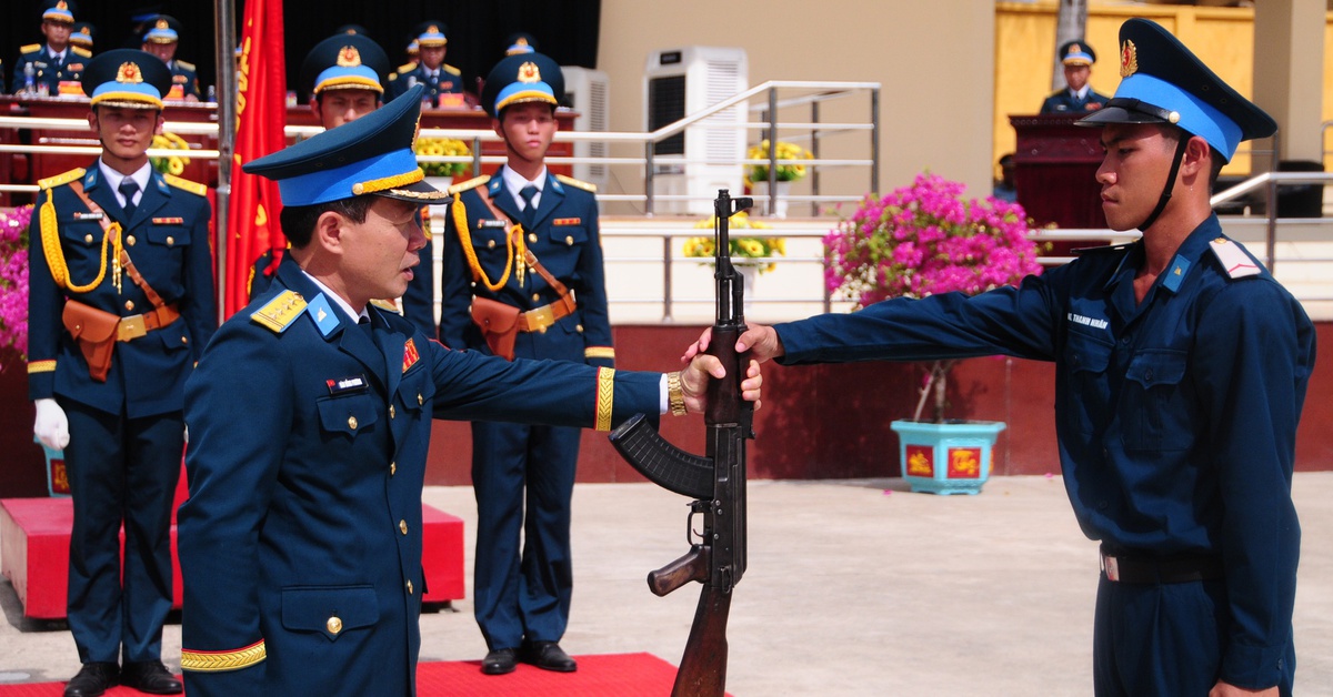 Hàng chục ngàn tân binh Quân khu 5, Sư đoàn 375 nhận vũ khí, tuyên thệ dưới cờ
