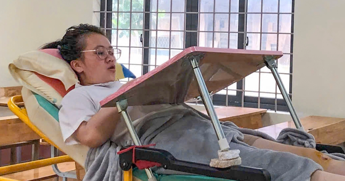 Nữ sinh nằm băng ca làm bài thi tốt nghiệp THPT