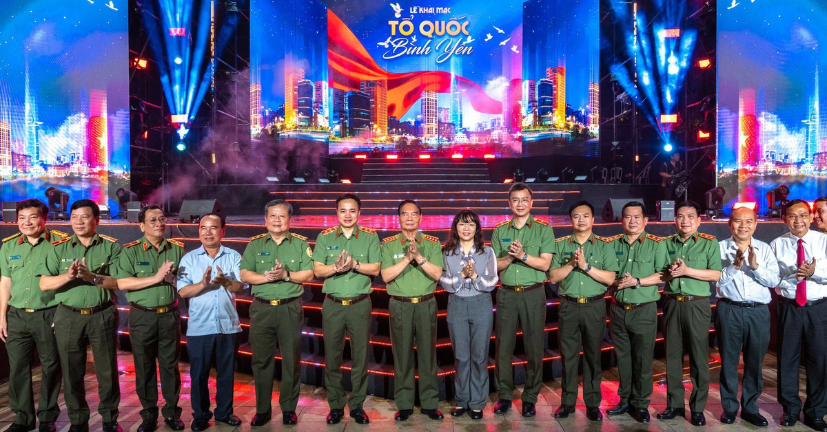 Chuỗi sự kiện 'Tổ quốc bình yên' tri ân nhân dân đã đồng hành cùng lực lượng an ninh