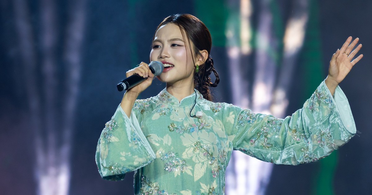 Tạ Minh Tâm, Phương Mỹ Chi hát về ‘Tổ quốc bình yên’ ở phố đi bộ Nguyễn Huệ