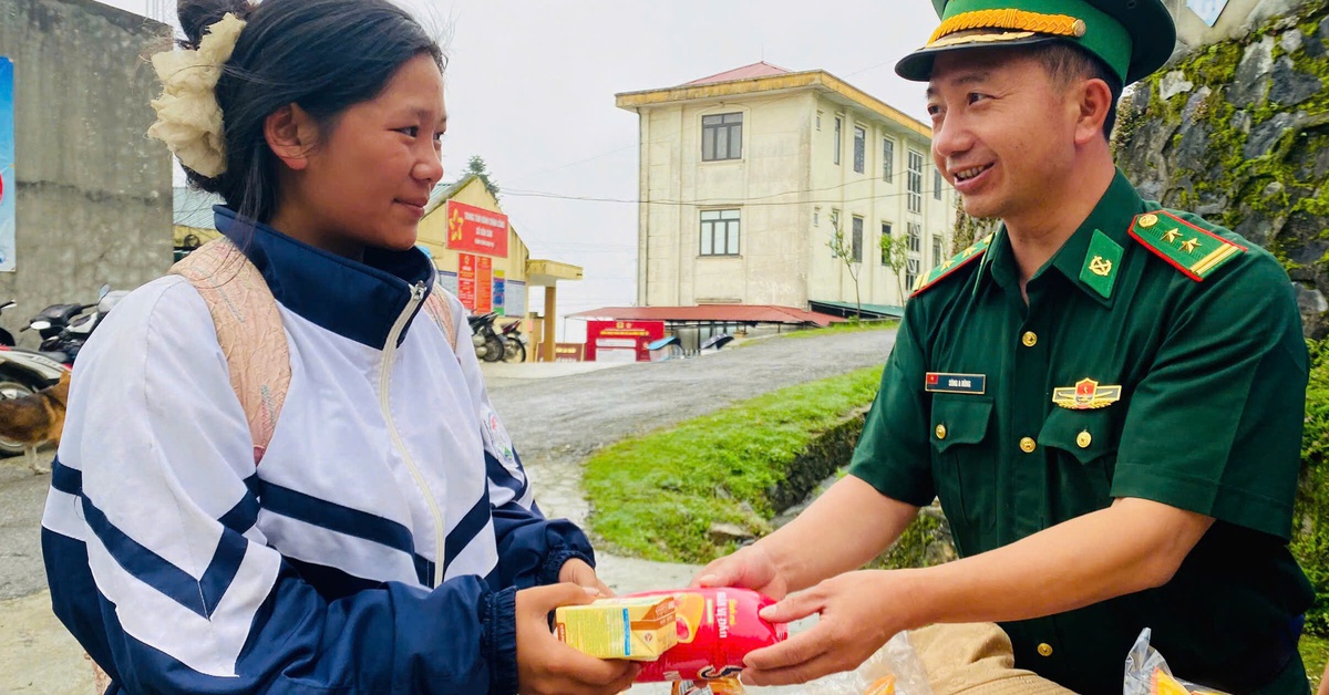 Lính biên phòng tiếp sức bánh mì, sữa cho sĩ tử, sẵn sàng vượt đèo núi đón thí sinh