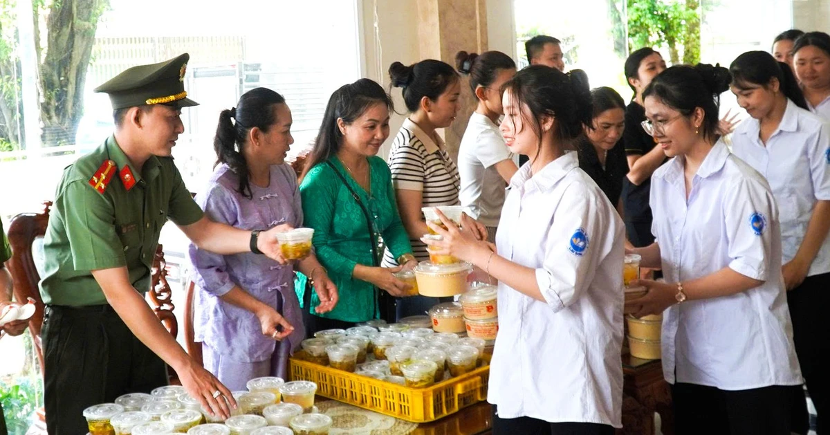Bữa cơm gia đình ấm áp yêu thương dành cho các sĩ tử xã đảo xa nhà ngày thi tốt nghiệp
