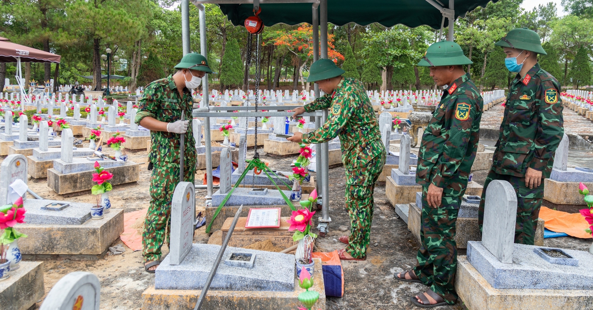 Những bàn tay lặng lẽ tìm lại tên cho các anh hùng liệt sĩ