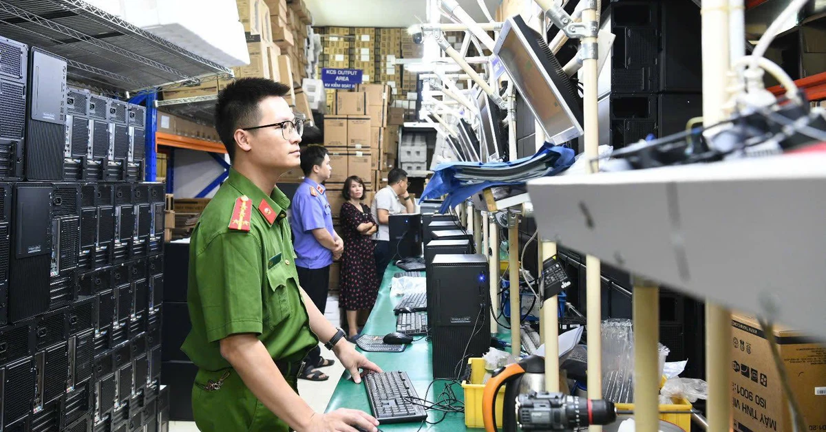Hình ảnh công an khám xét khẩn cấp các công ty có dấu hiệu dùng Windows và Microsoft Office lậu