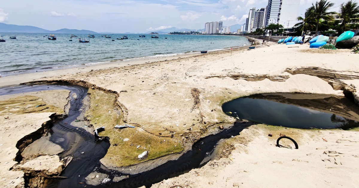 Nước đen, mùi hôi bốc lên từ cửa xả chảy ra biển Nha Trang