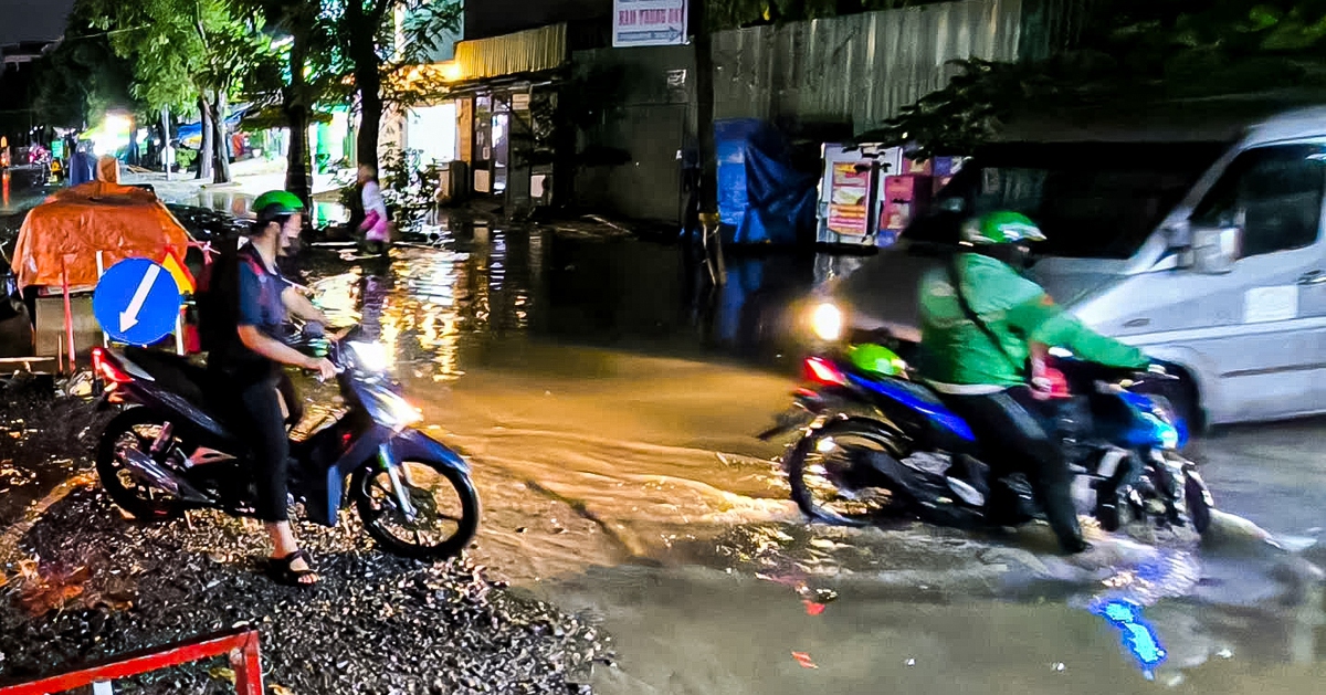 Đường Đặng Thùy Trâm ngập tứ phía, hố hào công trình thành 'bẫy' sau mưa