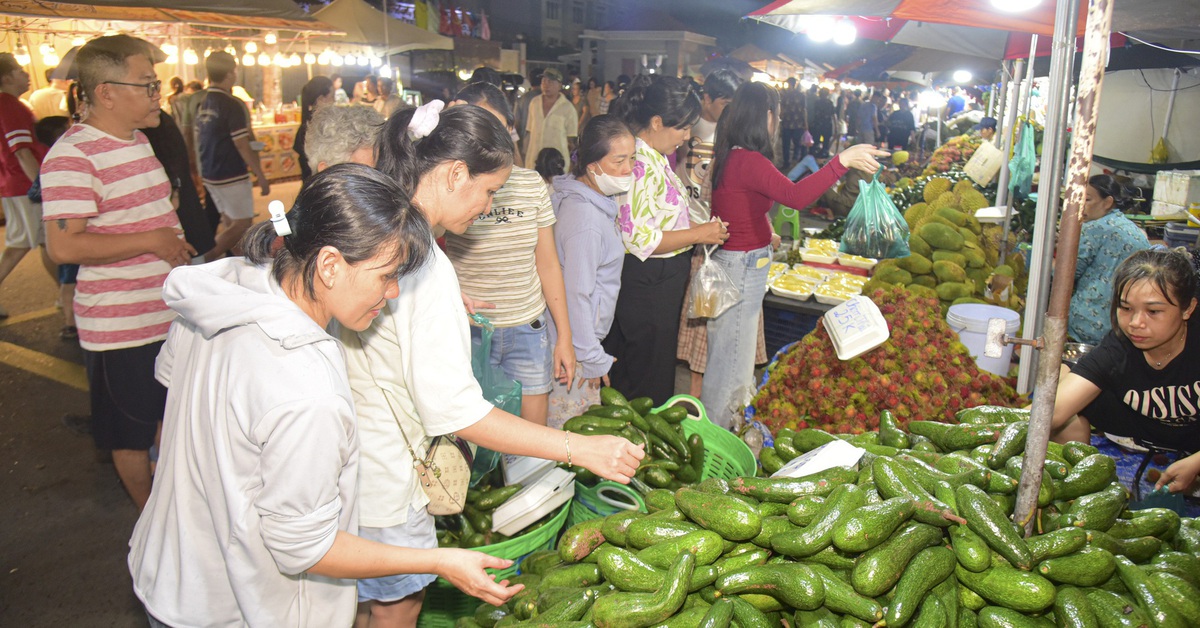 Nhộn nhịp khách tham quan, mua sắm đêm khai mạc Tuần lễ trái cây ở TP.HCM
