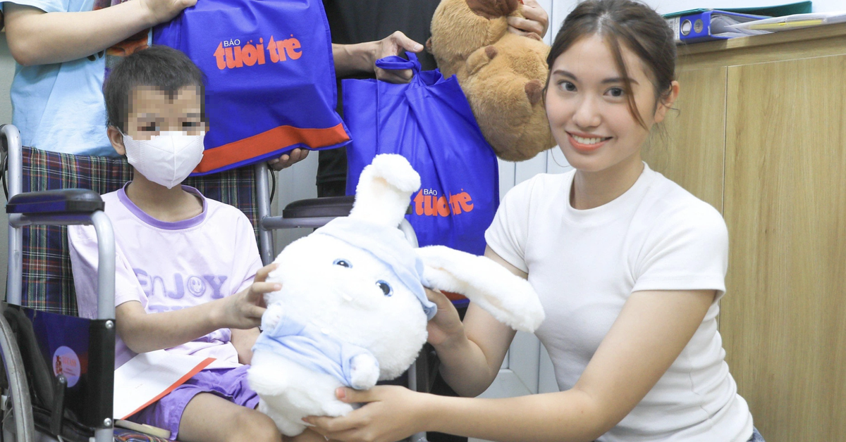 Hoa khôi Huyền Mai livestream giúp bệnh nhi: Sự kiên cường của các em truyền cảm hứng cho tôi