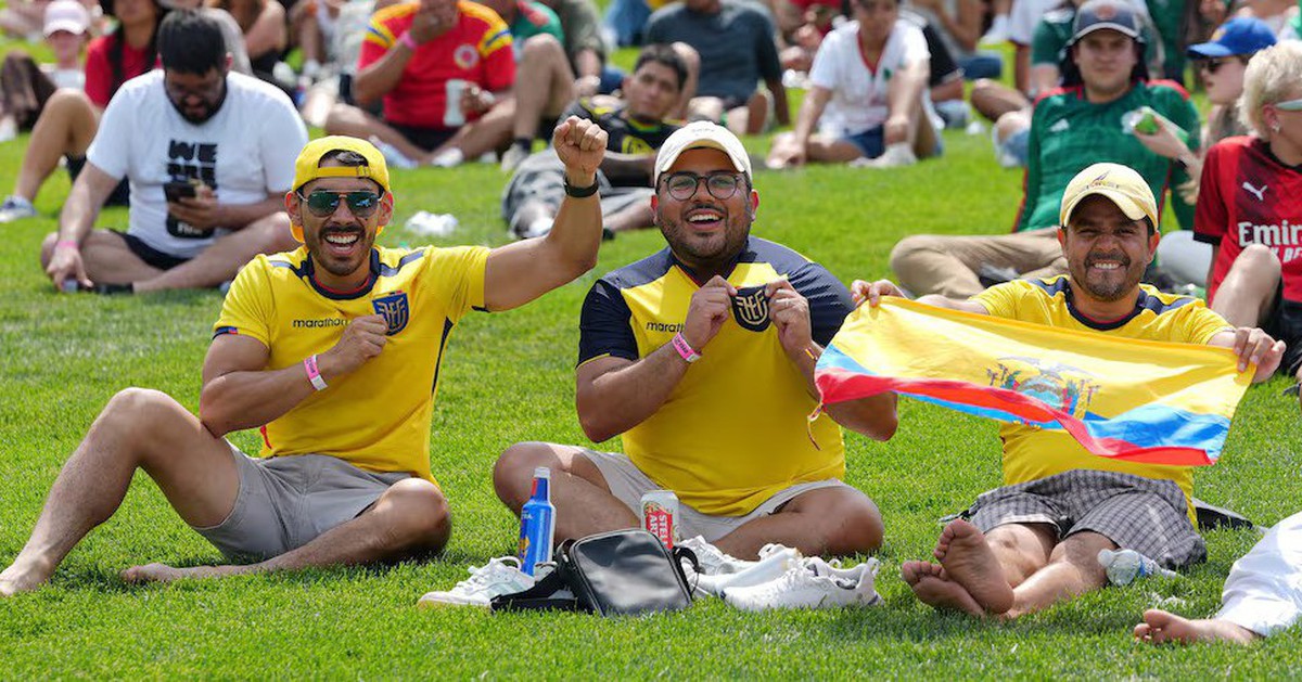 Chưa đá World Cup, người dân Ecuador đã ăn mừng vì... được giảm giá bia