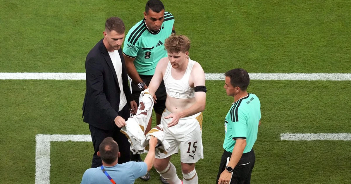 Video: Hài hước cảnh cầu thủ rách áo, phải ra thay giữa chừng ở World Cup 2026