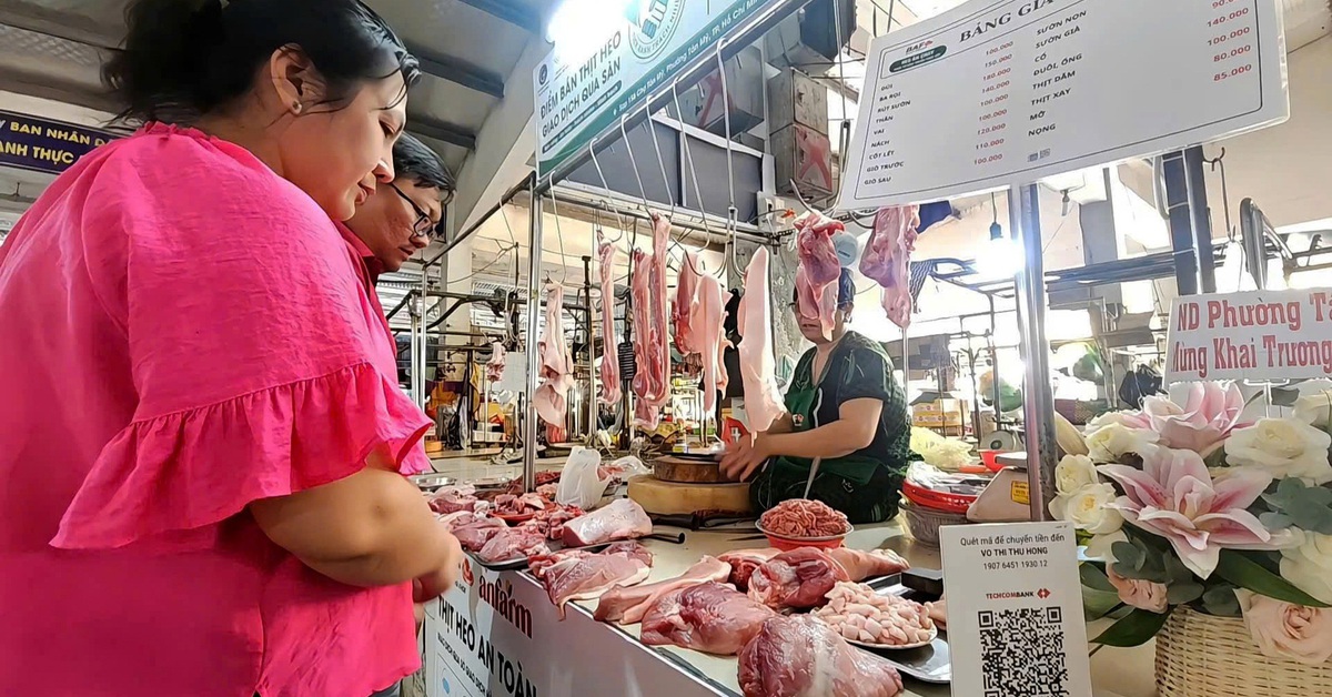 Ra chợ mua thịt heo, biết ngay 'hàng sạch' nhờ quét mã tại chỗ