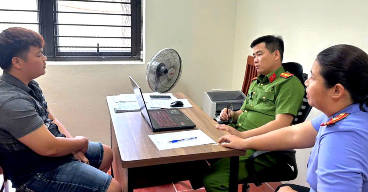 Nam thanh niên lái ô tô tông thẳng cảnh sát giao thông khi bị kiểm tra nồng độ cồn