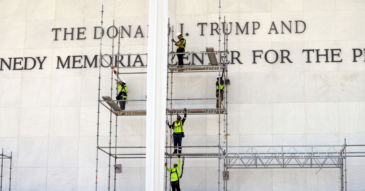 Tòa giữ nguyên phán quyết đục bỏ tên ông Trump khỏi Trung tâm Kennedy
