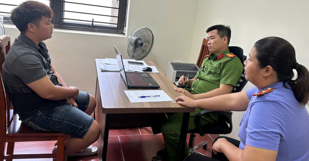 Nam thanh niên lái ô tô tông thẳng cảnh sát giao thông khi bị kiểm tra nồng độ cồn