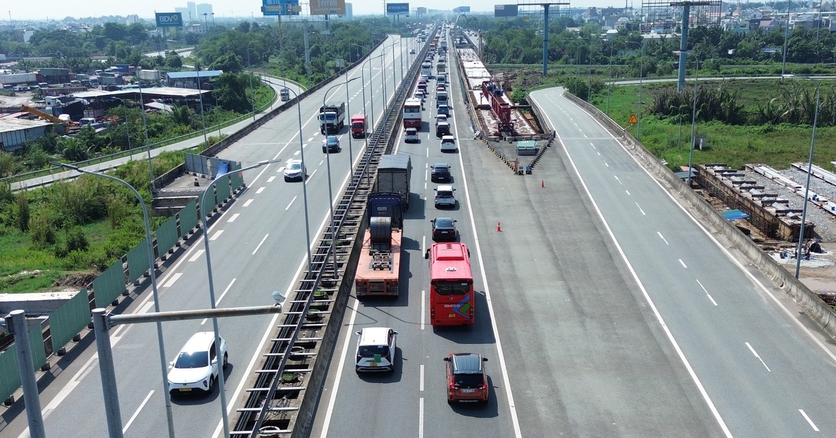 Kẹt xe 10km trên cao tốc TP.HCM - Long Thành