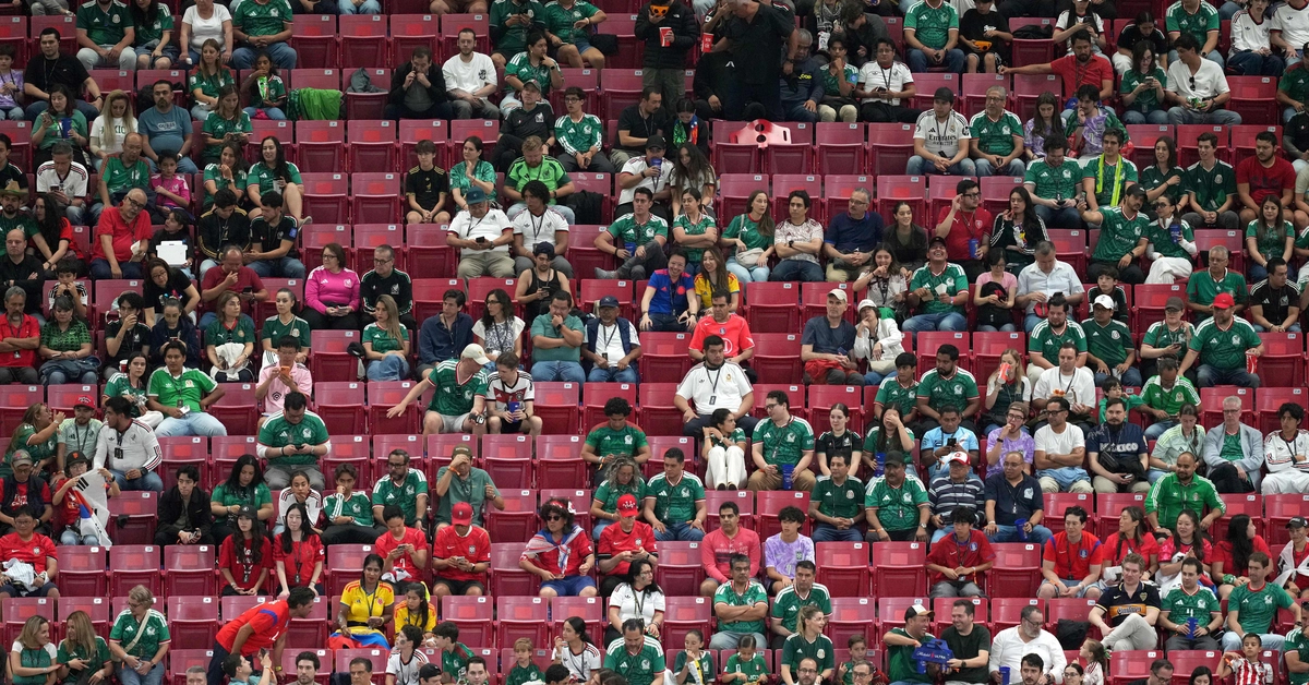Vì sao khán đài ở World Cup trống vắng?