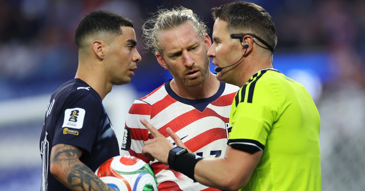 Luật mới về VAR World Cup gây bối rối cho người xem