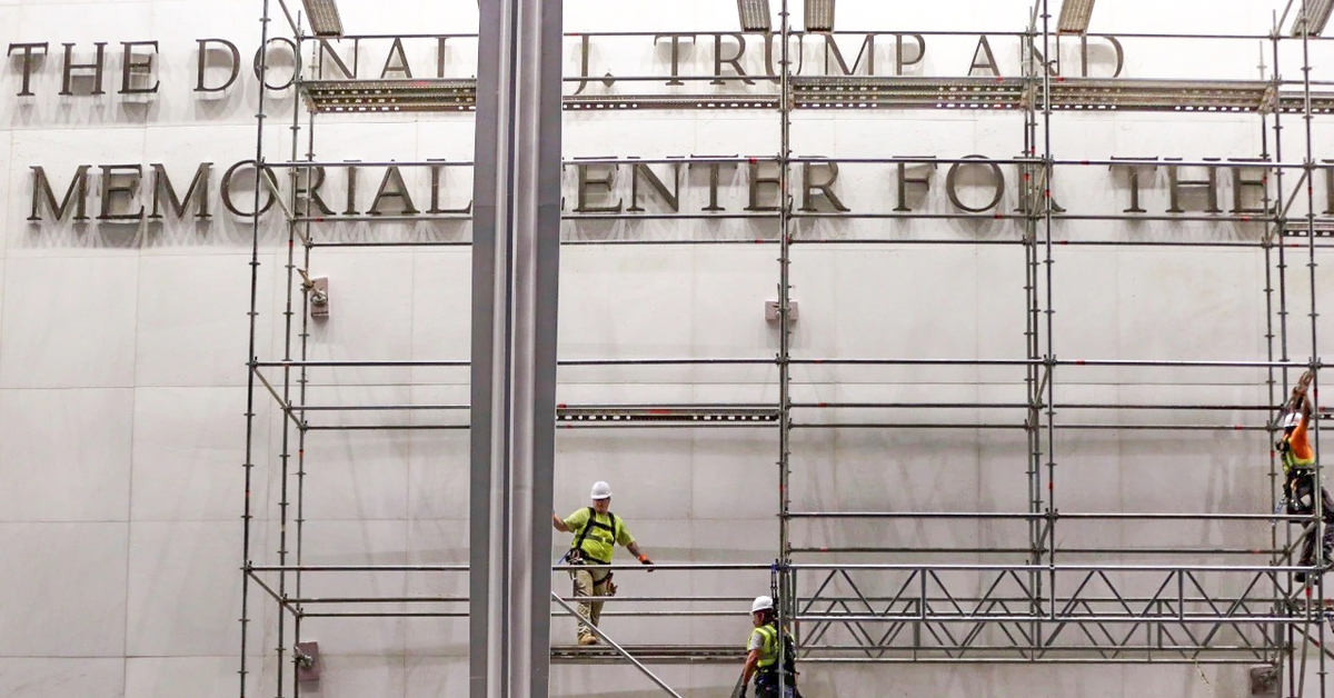 Tên Tổng thống Trump đã bị gỡ khỏi biển hiệu Trung tâm Kennedy