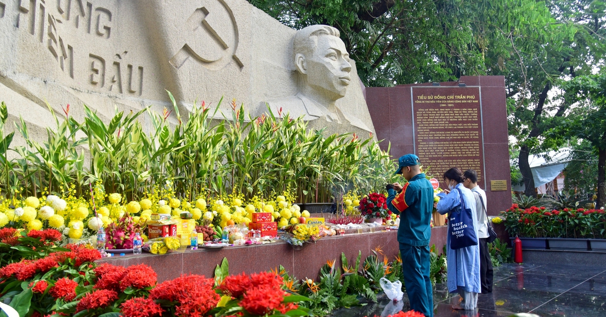Dòng người về công viên Lê Thị Riêng cầu nguyện, mong sớm tìm thấy hài cốt liệt sĩ