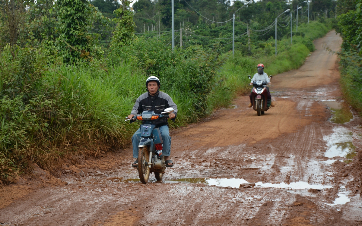 Dangerous road in Dak Nong province awaits repair, residents plead for action