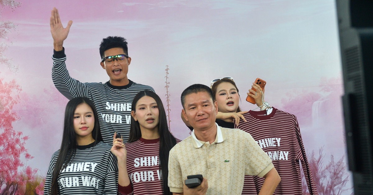 Livestream 'Tiếp sức hoa mặt trời': Gần 25.000 sản phẩm đã được chốt, buổi chiều càng giảm giá sâu