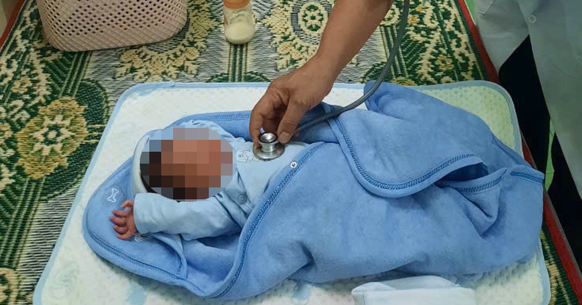 Bé gái sơ sinh bị bỏ rơi trong chiếc giỏ màu hồng kèm thư nhờ nhận nuôi