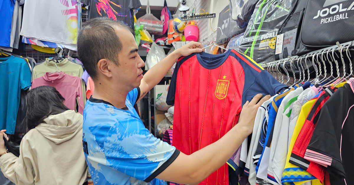 Ăn theo World Cup: Đồ thể thao thấp thỏm, quán cà phê chi tiền triệu dựng màn chiếu kéo khách
