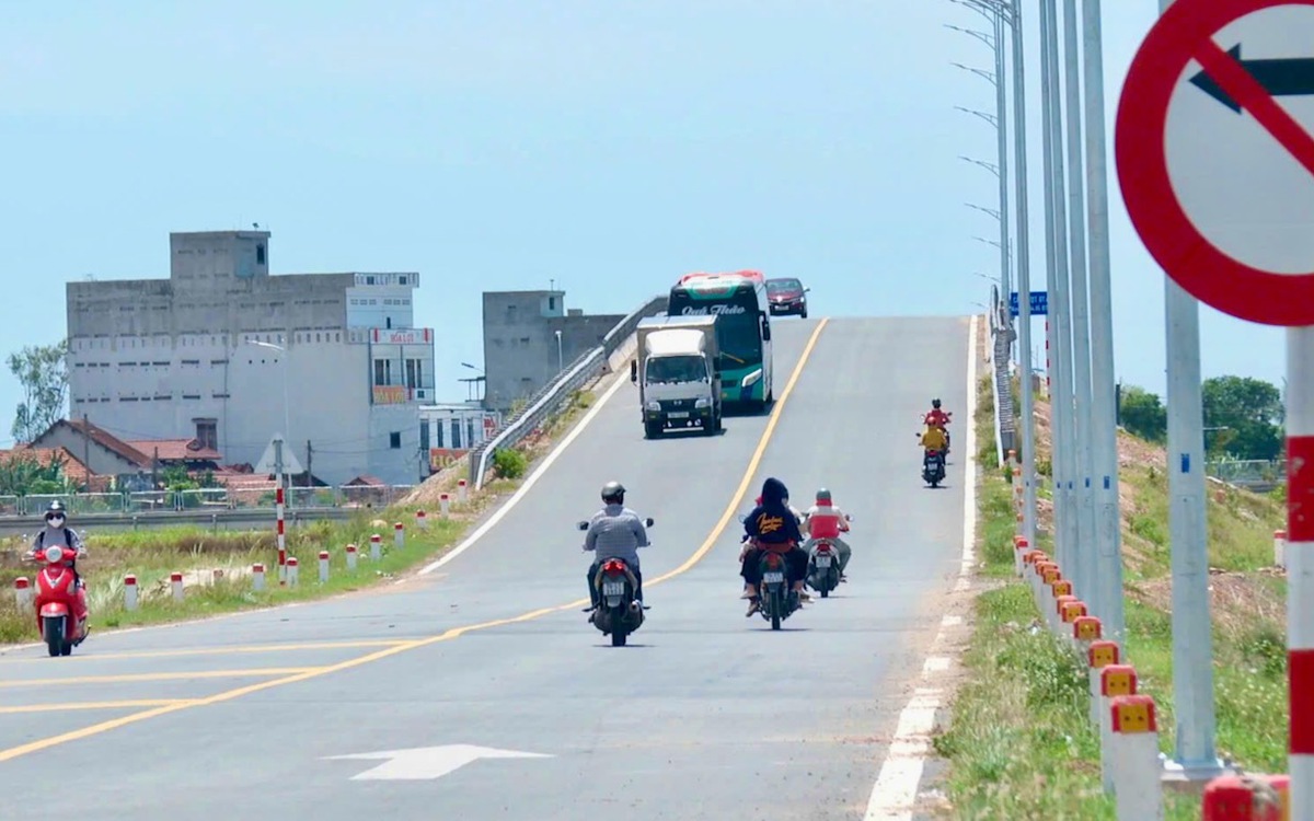 Expressway overpass in Vietnam poses high accident risk due to darkness