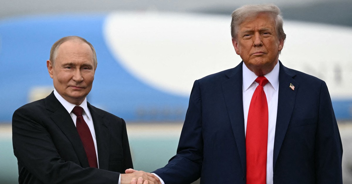 Ông Putin chúc mừng sinh nhật, khen ông Trump là người 'xuất chúng'
