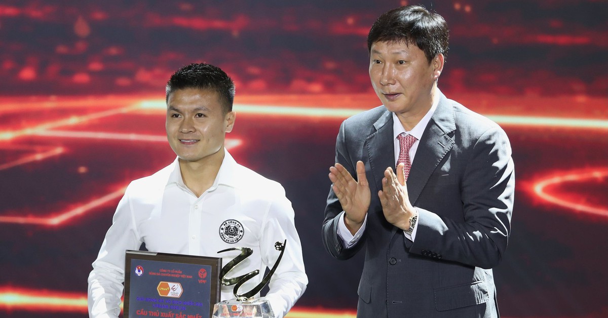 HLV Kim Sang Sik trao danh hiệu Cầu thủ xuất sắc nhất V-League cho Quang Hải