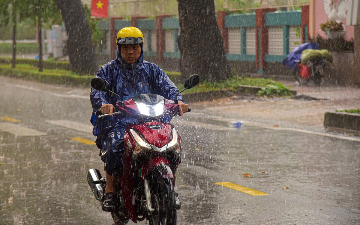 Northern Vietnam faces heavy rain, South sees afternoon thunderstorms
