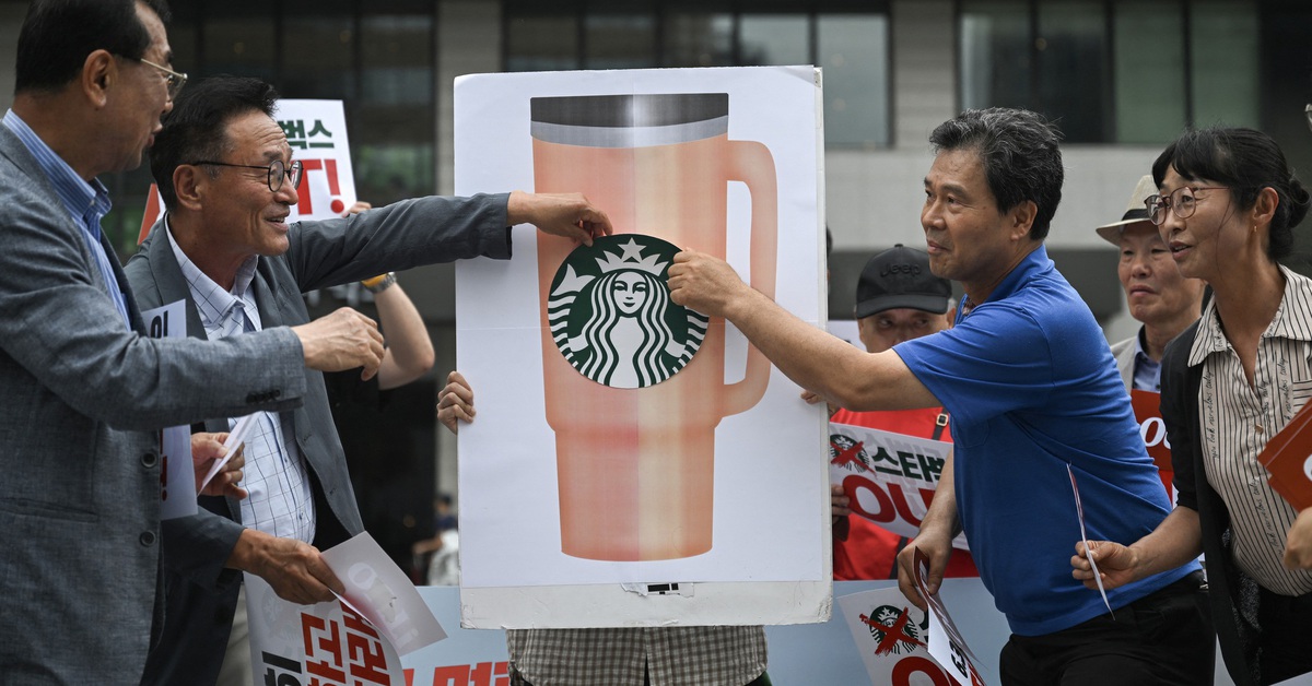 Starbucks Hàn Quốc đóng cửa toàn hệ thống để học lại lịch sử