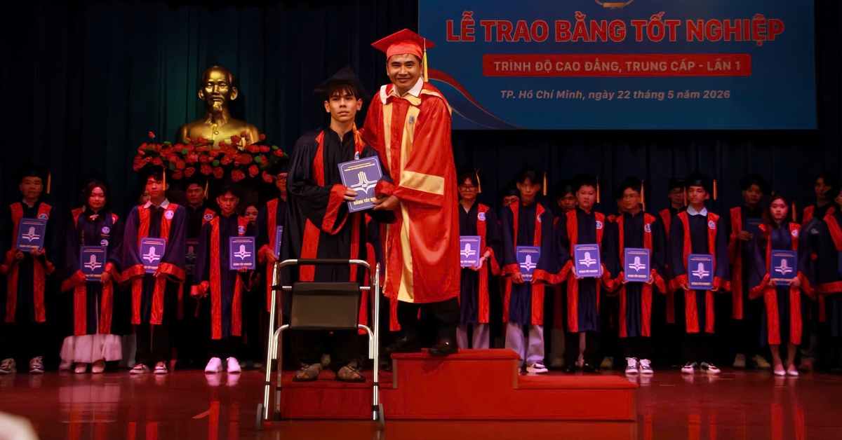 Mồ côi, đôi chân không lành lặn và đam mê thiết kế đồ họa