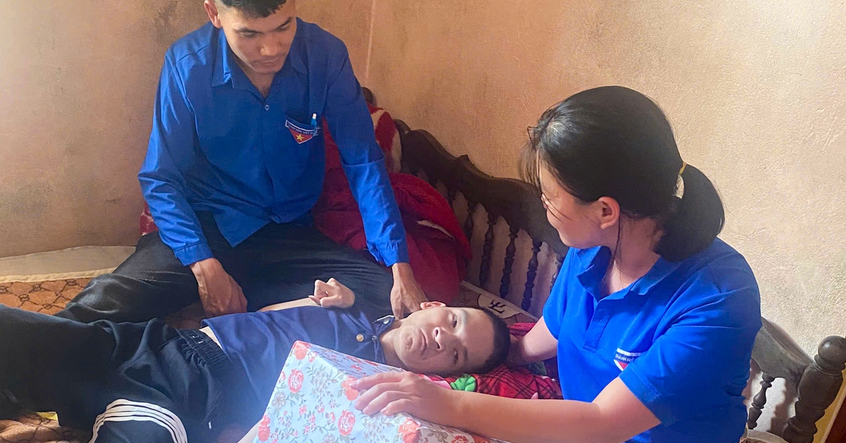 Chàng trai bại não làm TikTok bằng chân, có hơn 33.000 lượt theo dõi