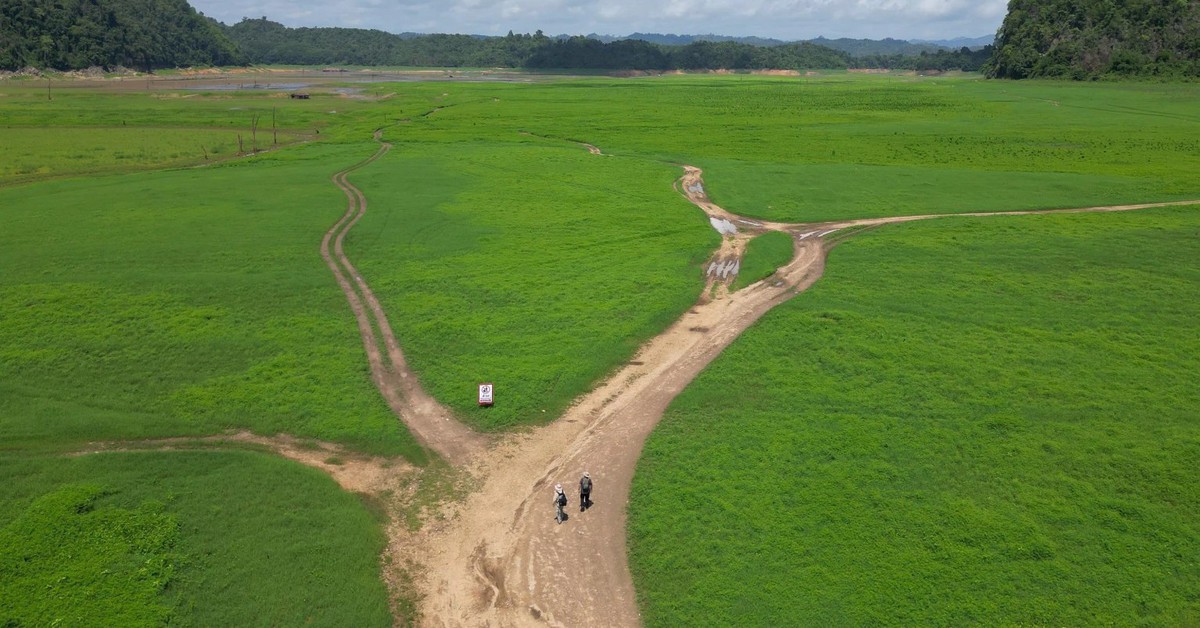 Một phần 'đường sắt tử thần' nổi lên từ hồ chứa nước, du khách đổ xô đến xem