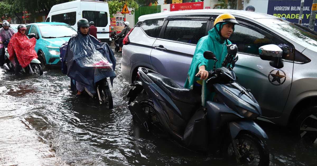 Mưa lớn tại TP.HCM chiều nay, nhiều đường ngập cục bộ
